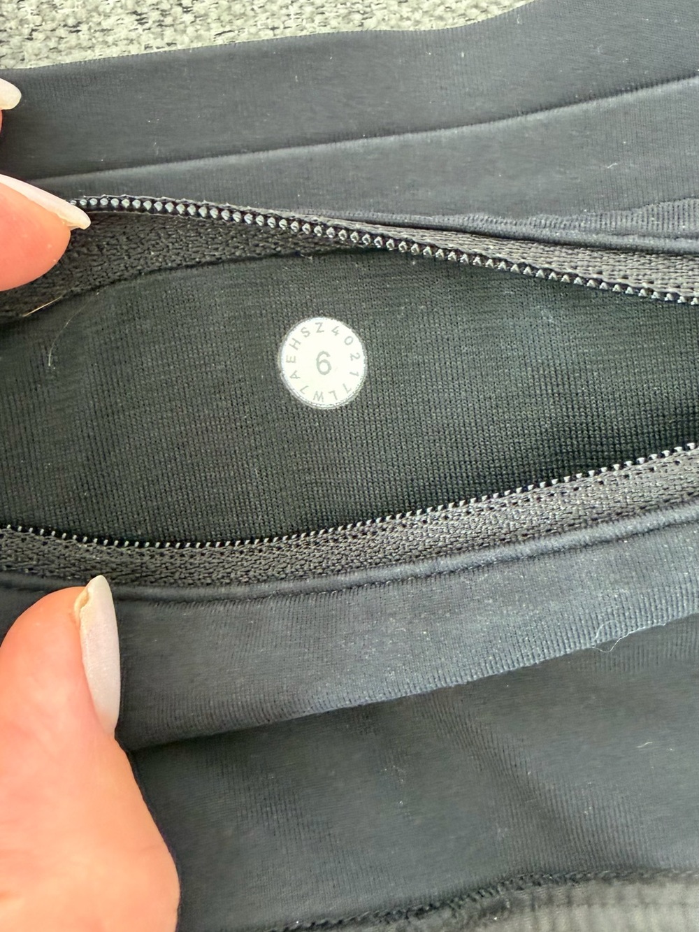 Lululemon black lined  Speed up shorts 2,5” sz 6 - Picture 6 of 9